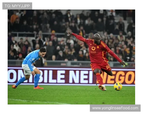 足球明星在高空中踢球的精彩瞬间捕捉展现运动魅力与技术的完美结合